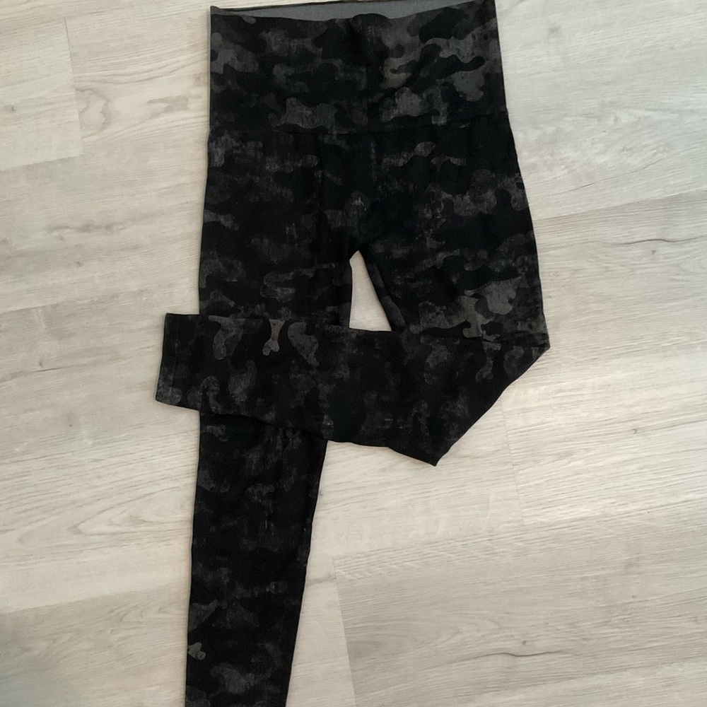 Black and Gray Leggings with Wide Waistband and Full-Length Design